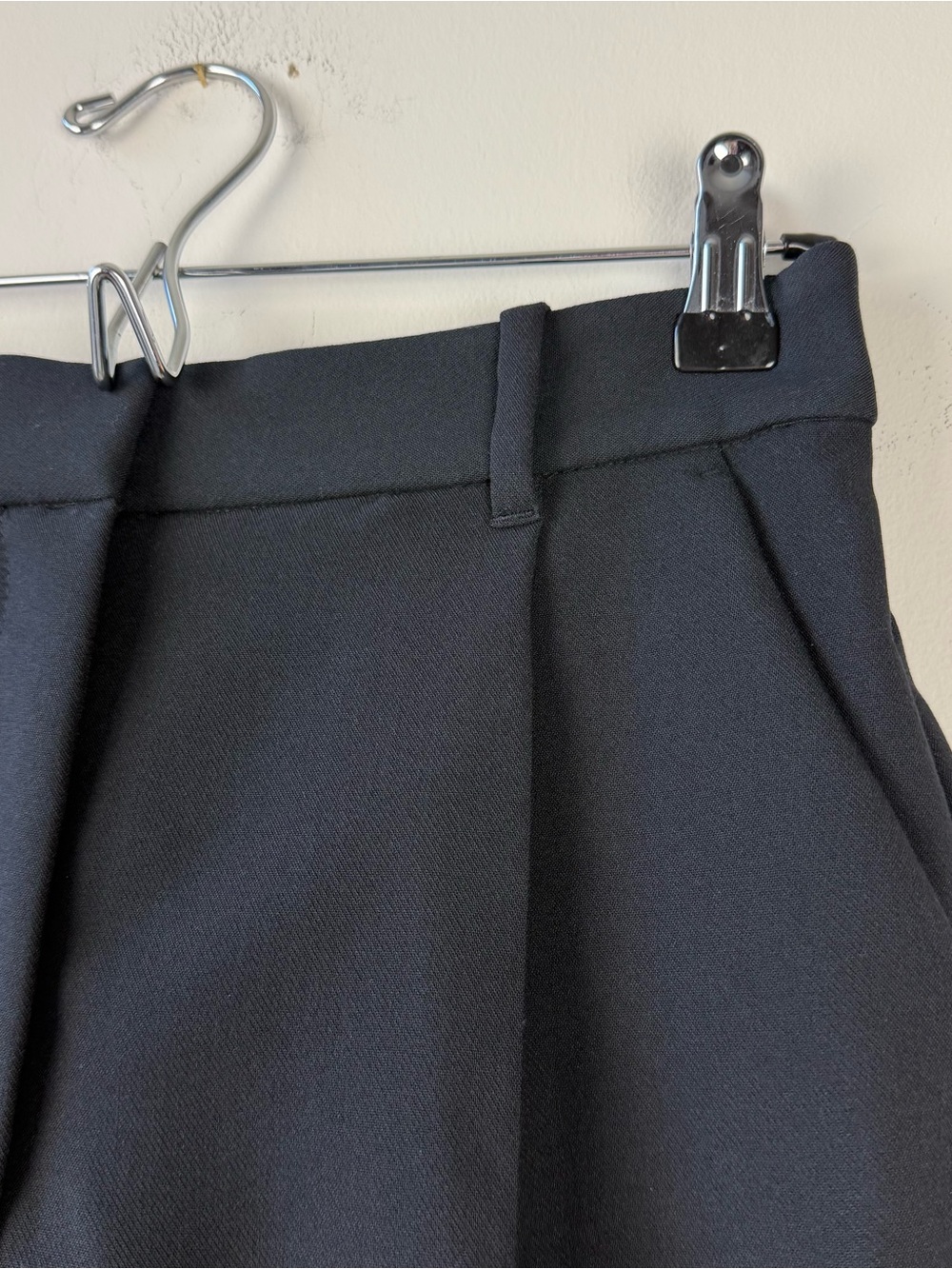 Abercrombie Black High Rise Pleated Trouser Shorts - Picture 2 of 5